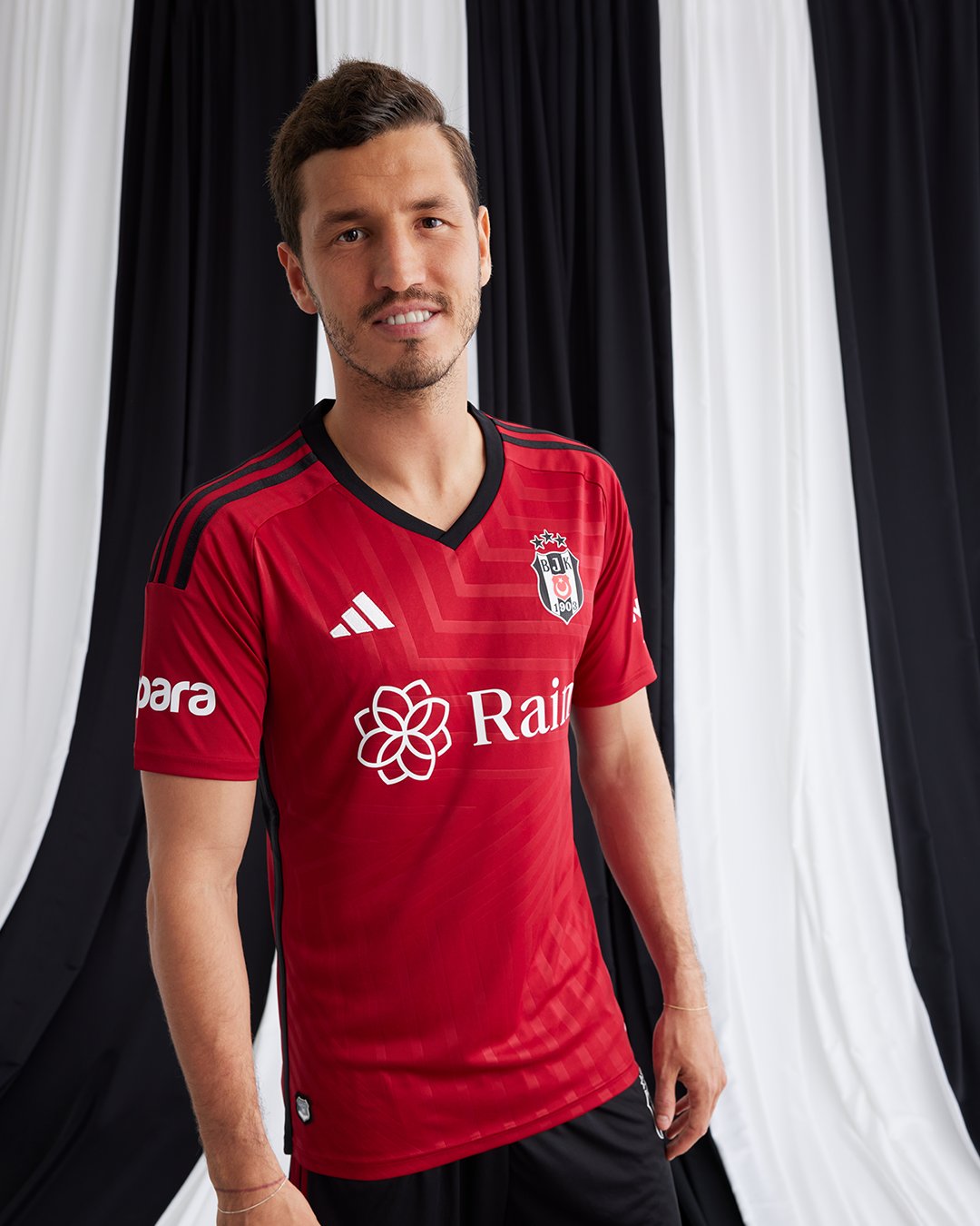 Beşiktaş JK Kıırmızı forma