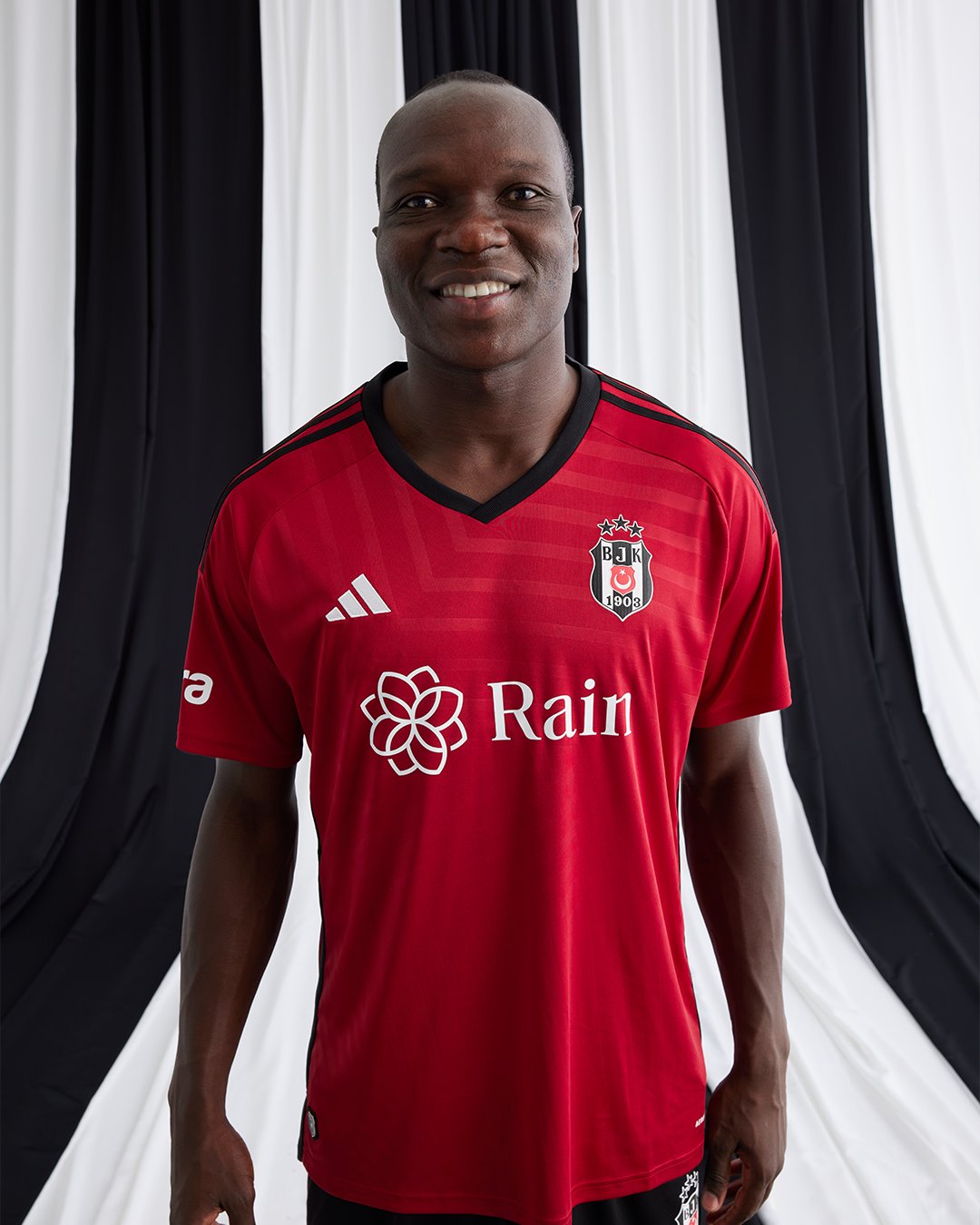 Beşiktaş kırmızı forma